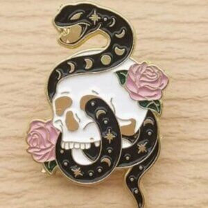 NWT, Snake and Skull Enamel Pin